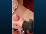 可愛い男の子が硬いチンポをシゴいている 2