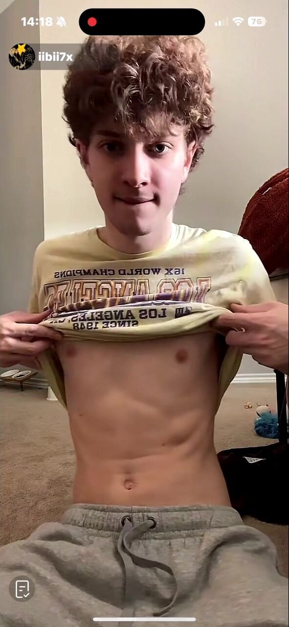 Lockiger blonder twink zeigt seinen schwanz riskant bei instagram live