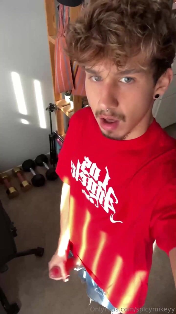 Frisé blondinet mikeyy branle sa grosse bite
