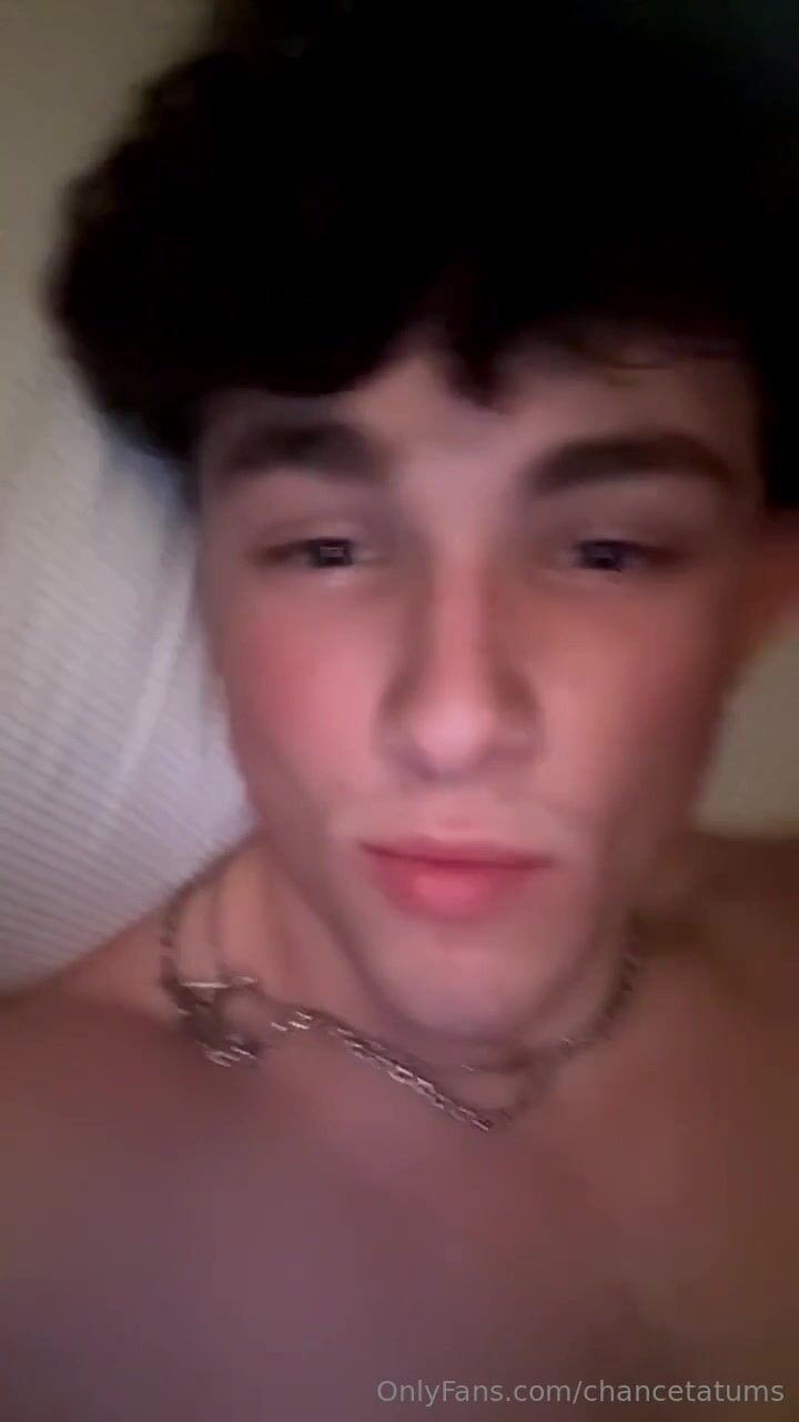 Süßer lockiger brünette spricht über riesigen cumshot