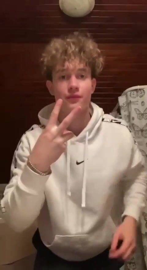 Ado aux cheveux bouclés se déshabille sur cam