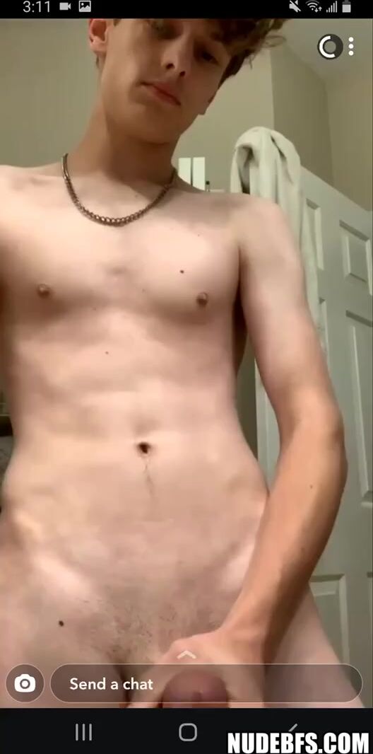 Mec à grosse bite se branle en montrant son visage mignon