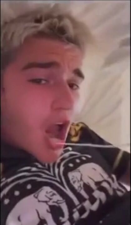 Blonder twink spritzt auf sein eigenes süßes gesicht