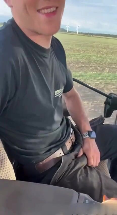Bauer zieht sich auf traktor aus und wichst