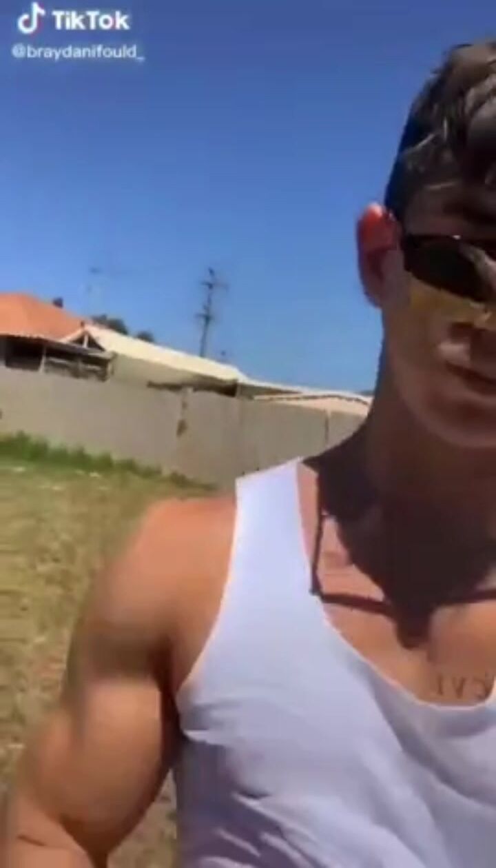 شاب مثلي رياضي يعرض زبه الكبير