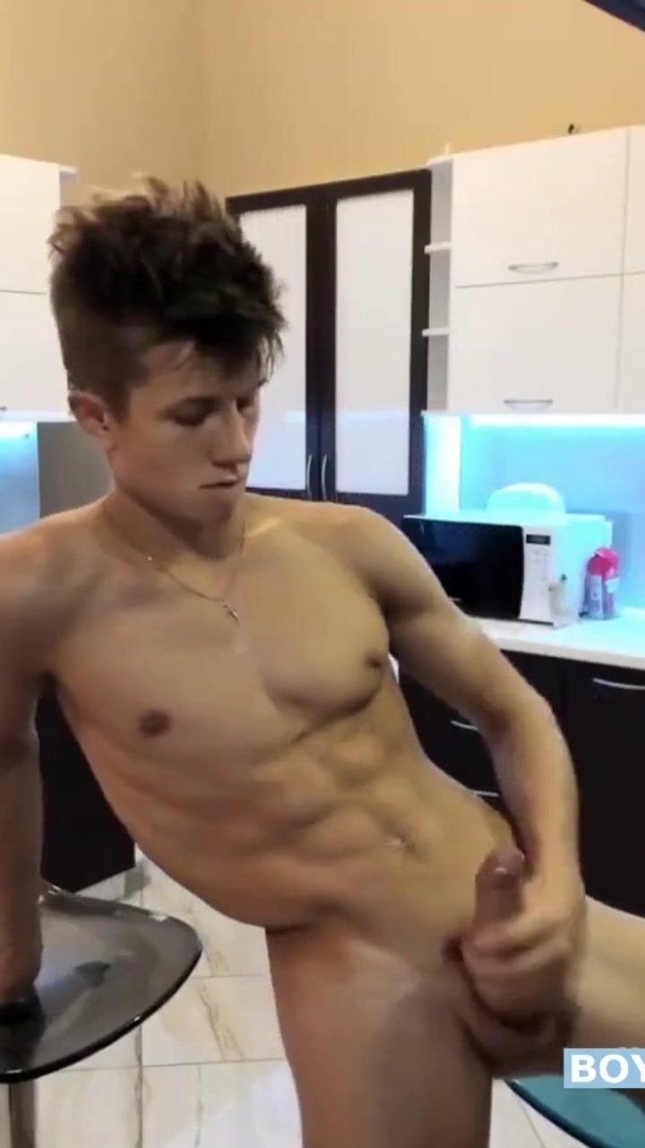Twink rubio fitness se corre en sus abdominales