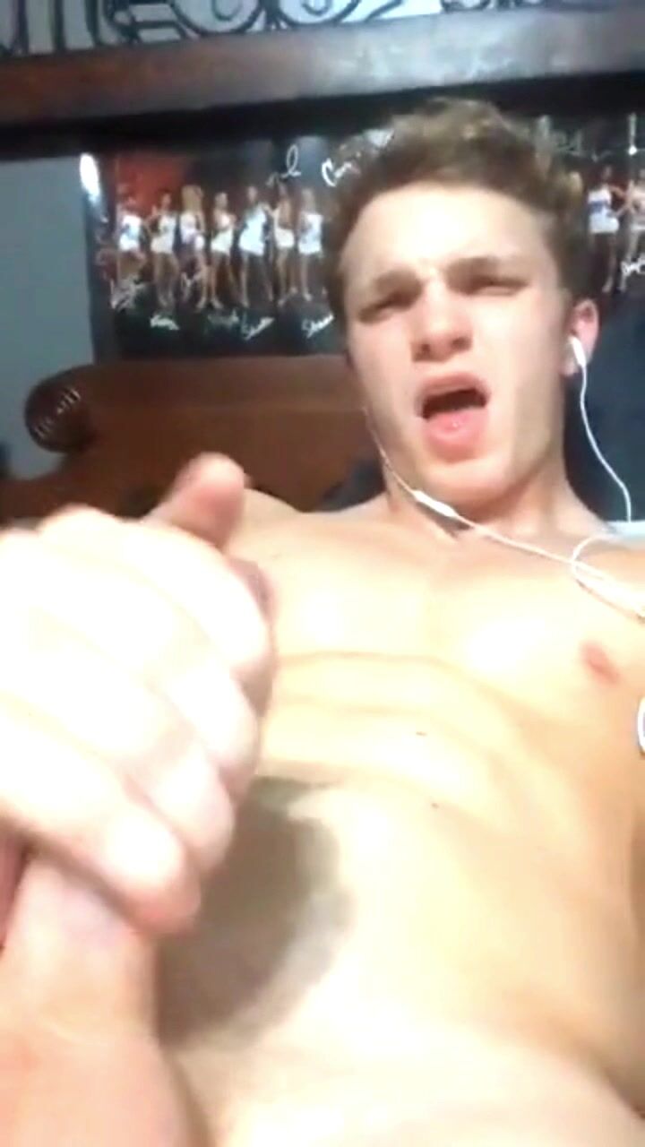 Blonder twink spritzt heftig im bett