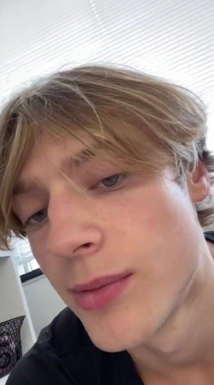 Blonder twink dylan wichst seinen schwanz