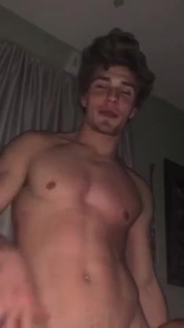 شقراء رياضية لطيفة تستمتع بكس