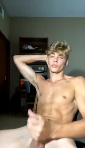 Minet blond en forme joue avec sa bite