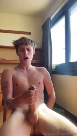 Jeune blondinet fit se branle la bite près de la fenêtre