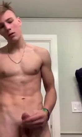 Fitte blonde twink zeigt harten schwanz beim wichsen