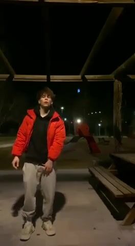 شقراء رياضي يستمني في حديقة عامة ليلاً