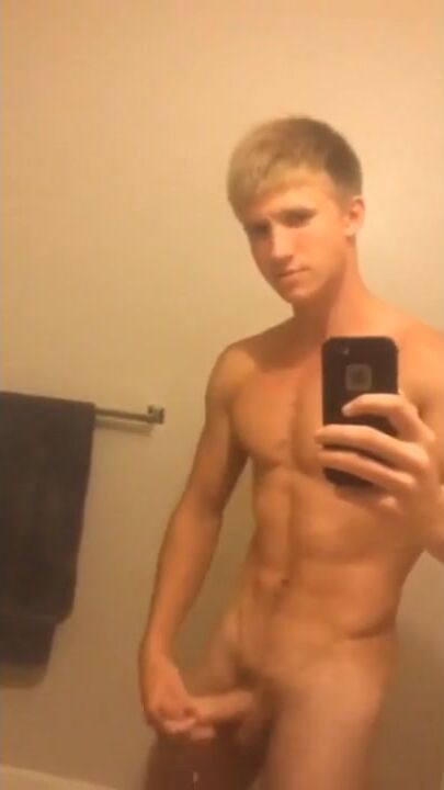 Muskulöser blond twink wichst vor spiegel