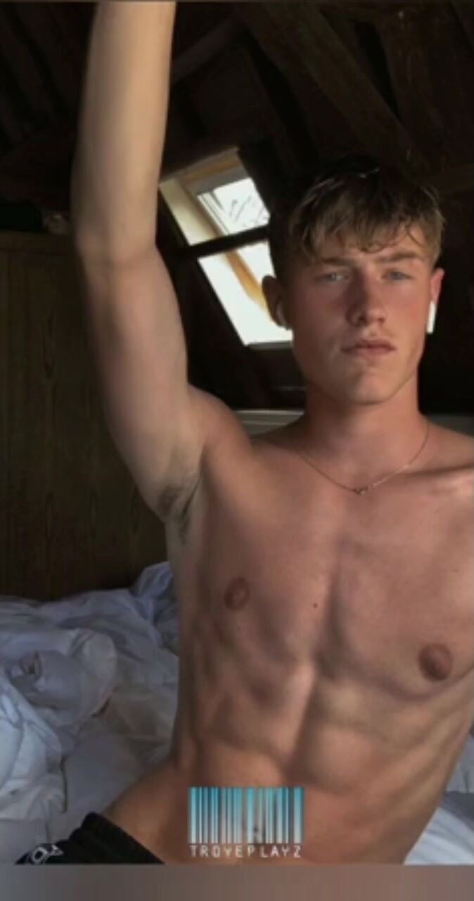 Twink loiro fofo fisgado pelo pau do daddy sarado
