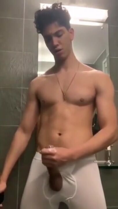 Fitzer brunetter twink wichst bis er spritzt