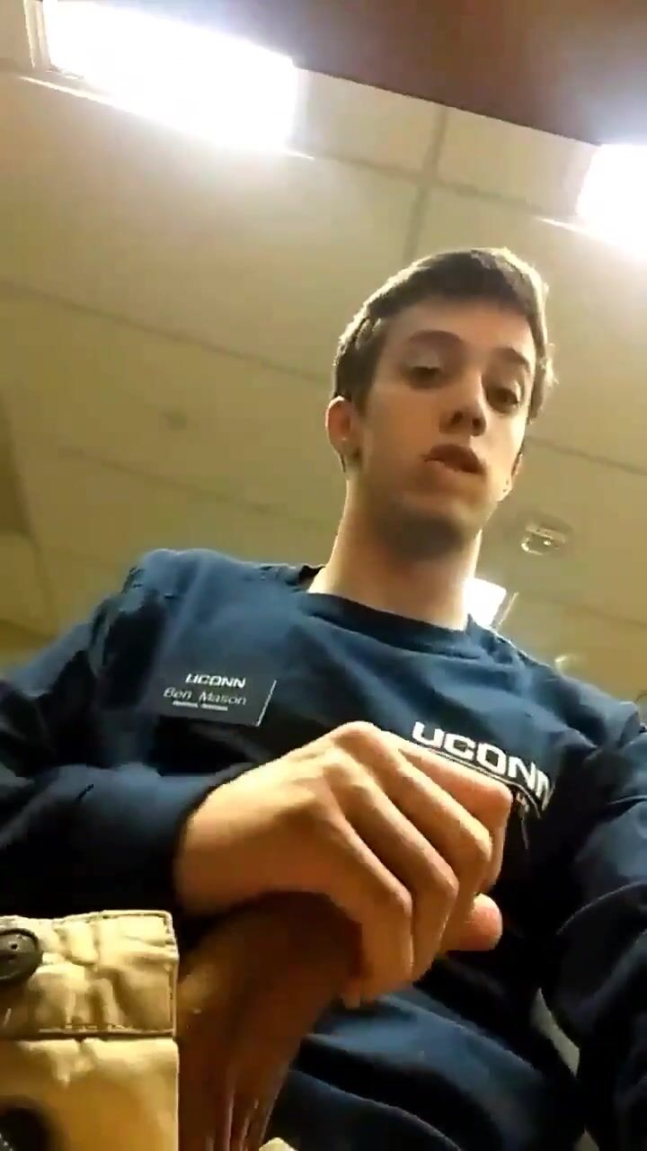Fitte brünette twink wird hart bei der arbeit