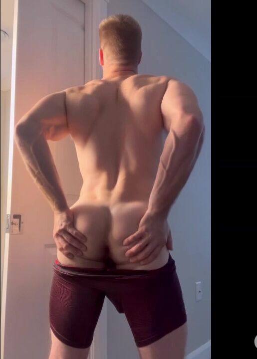 Canadense gostoso e bonitinho mostra corpo quente e pau gozando