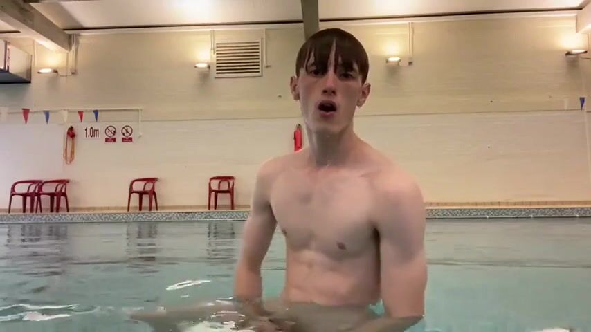 Cute fit guy wankin at the public pool