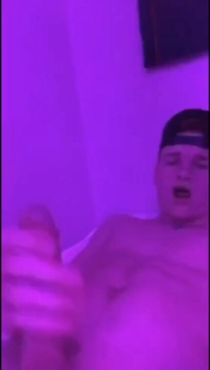 Cute fit twinks snapchatten jo unter violettem licht