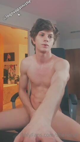 Lindo twink en forma acariciando polla otra vez