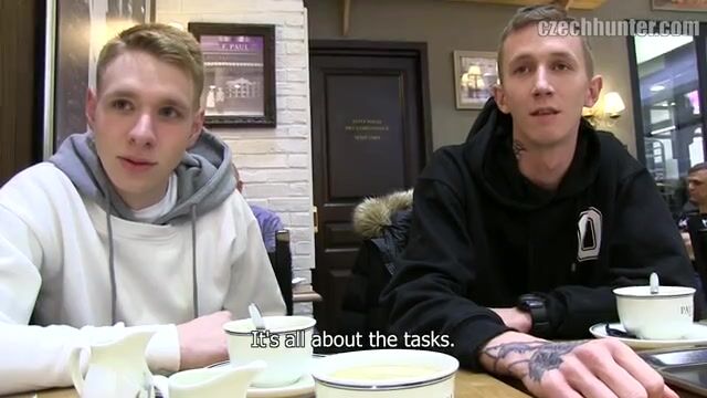 Adorables potes paient un beau gars hétéro pour une scène gay