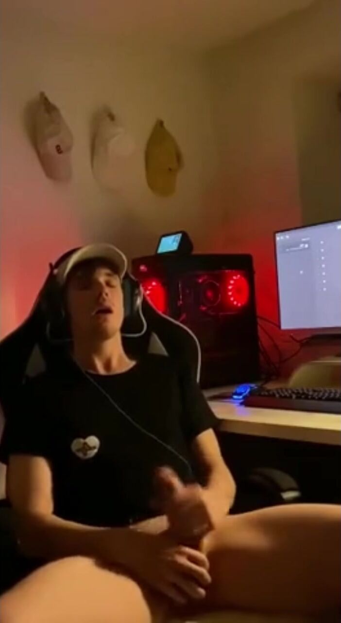 Cute gamer hot cumshot