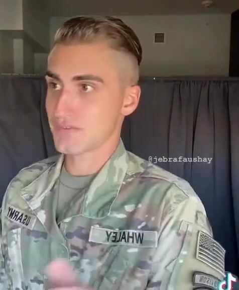 Ado militaire gay devient mignon ⭐