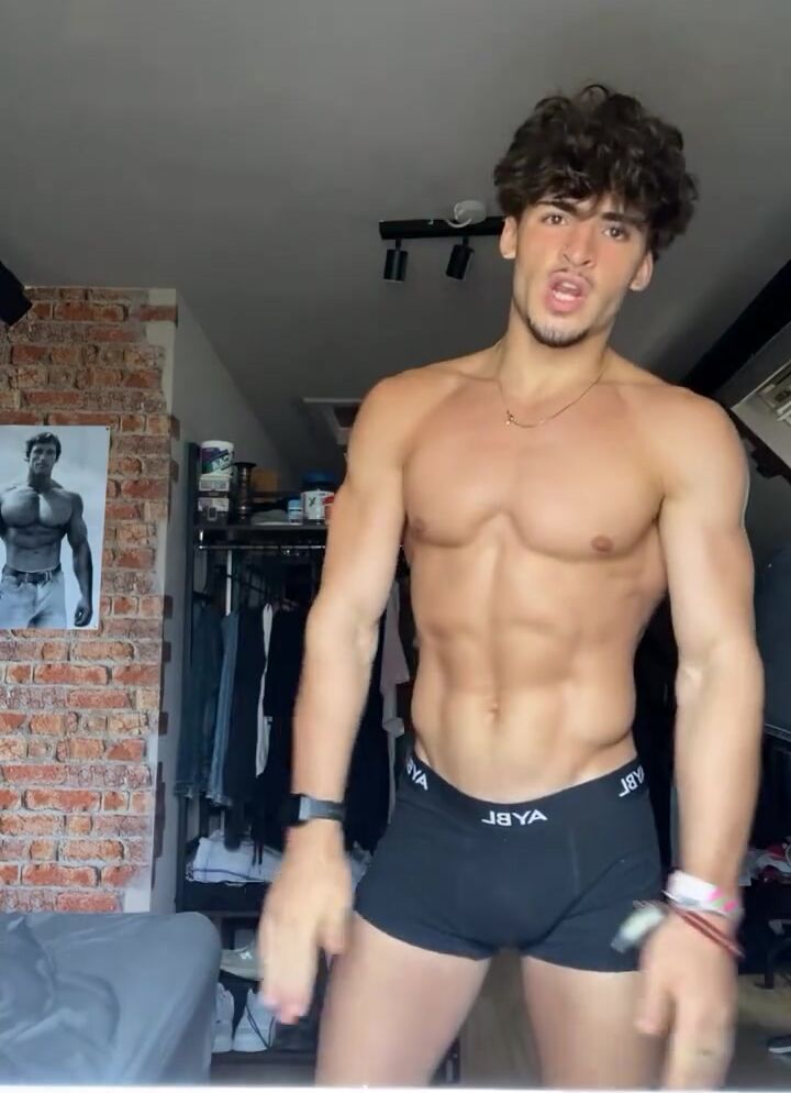 Süßer boy präsentiert muskeln in unterhose
