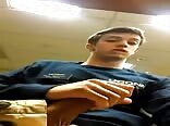 Mignon ado éjacule dans une vidéo de tube porno gay