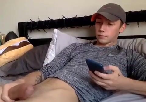 かわいい若い男がカメラの前でファンに自分のペニスをなでる