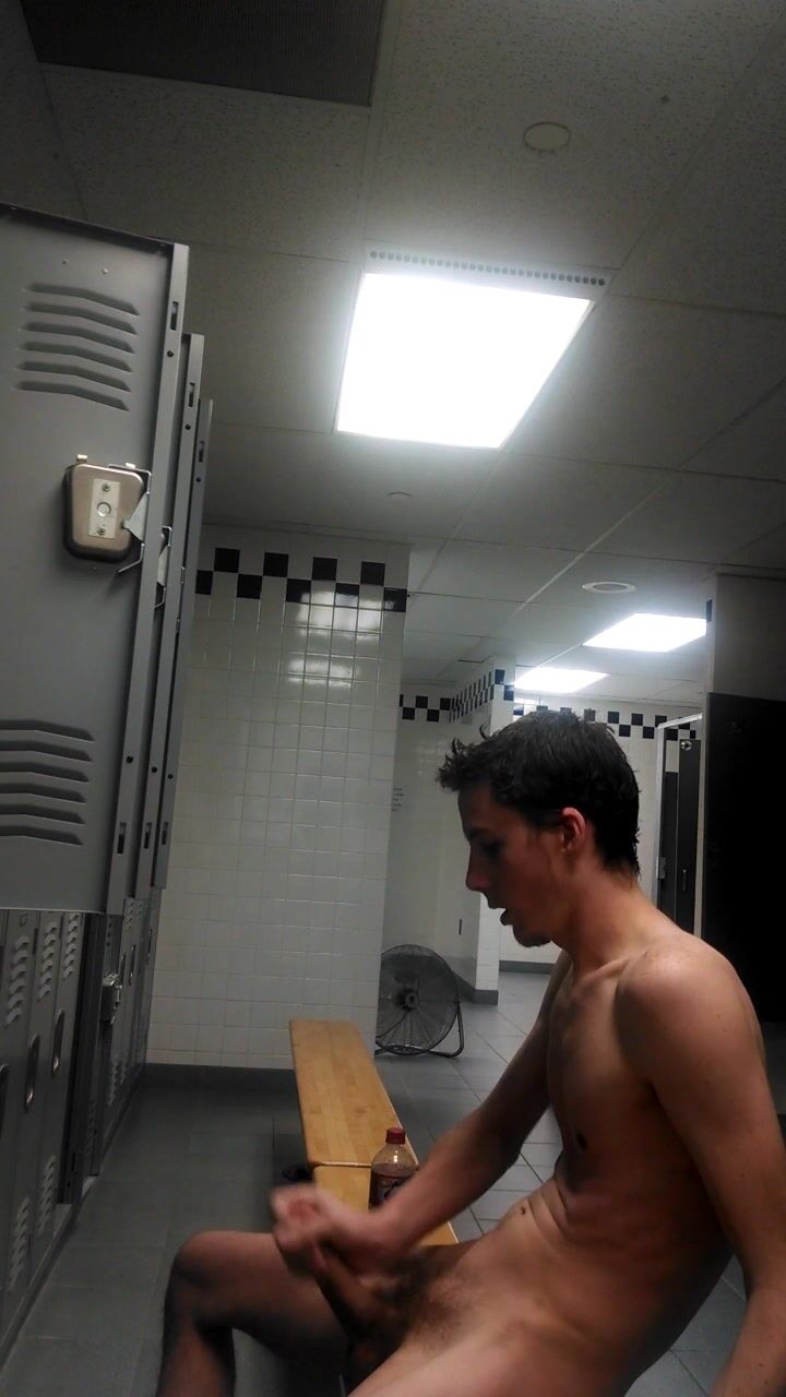 Heißer typ wichst gym looker