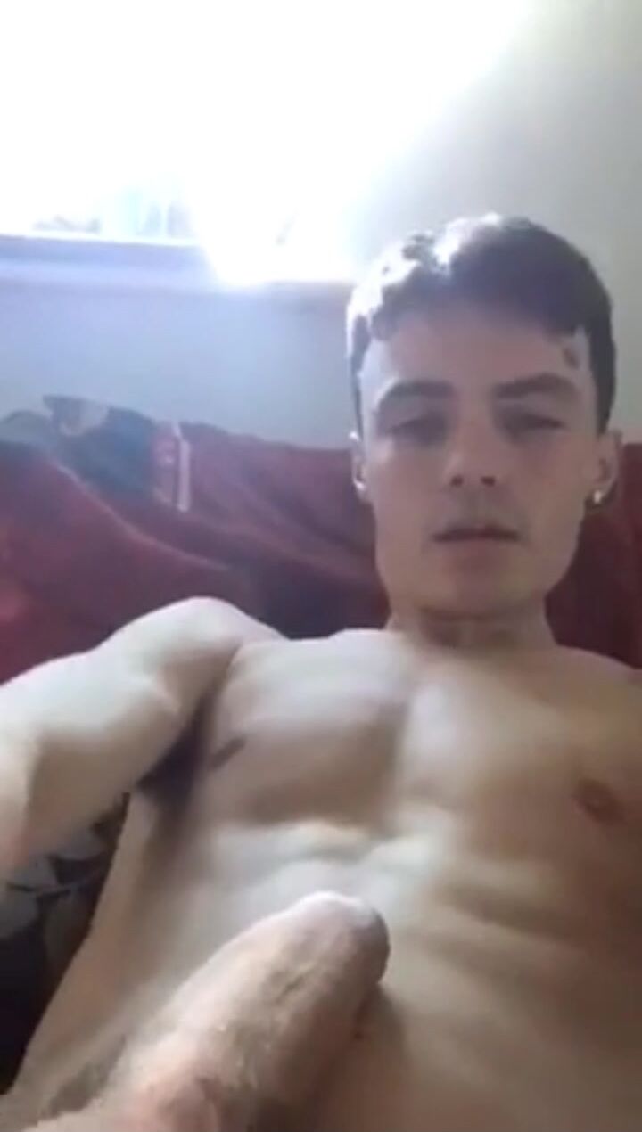 Süßer haariger twink zeigt arsch und schwanz