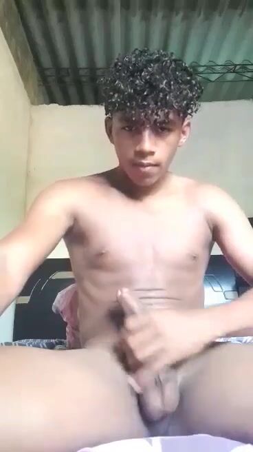 صبي وسيم يفرك ويقذف