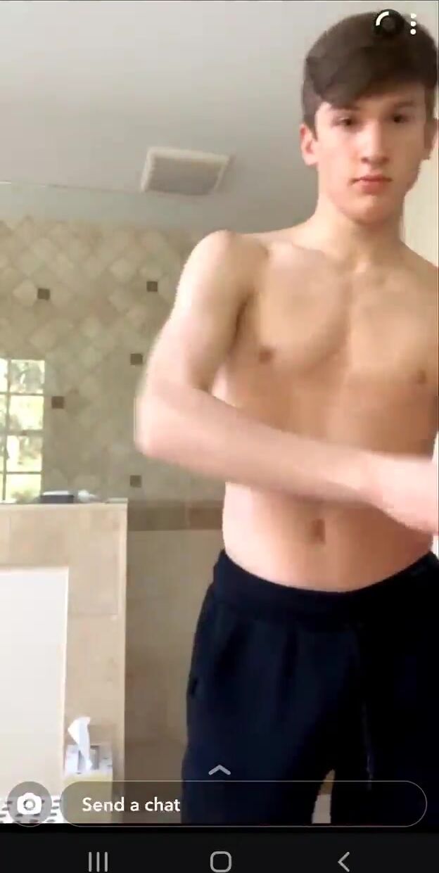 Twink gatinho excitado mostra pica