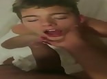 Lindo chico adolescente chupa polla con chicos en acción porno cali...