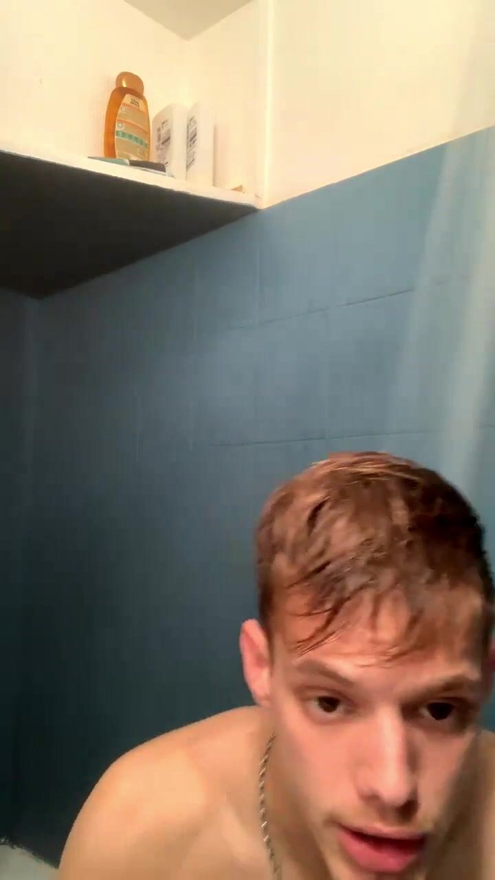 Blonder latino-twink in die roh-dusche gefickt gelockt