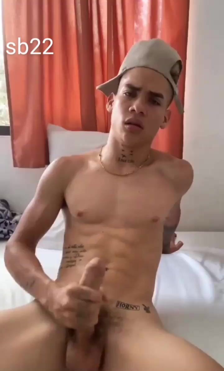 شاب لاتيني عضلي يستمني قضيبه وخصيتيه