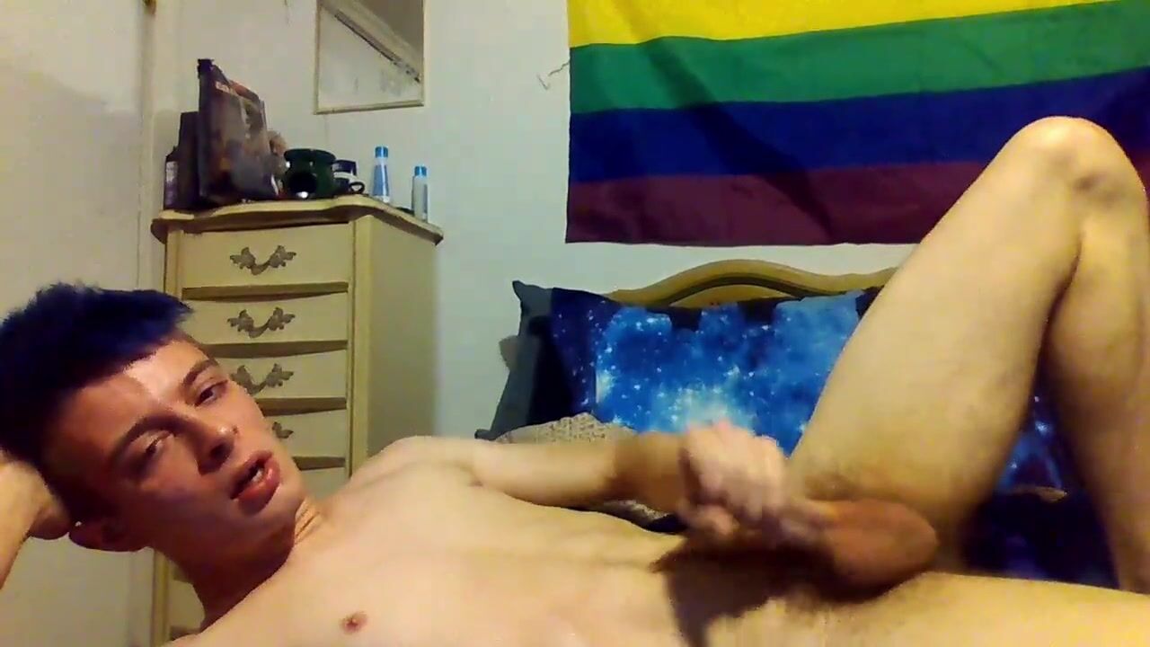 Mignon latino jouit sur le torse