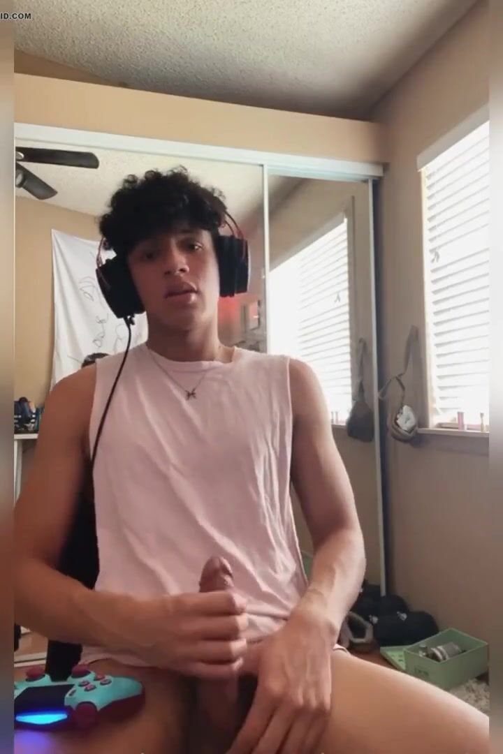 Adolescente latino se corre sobre su lindo cuerpo