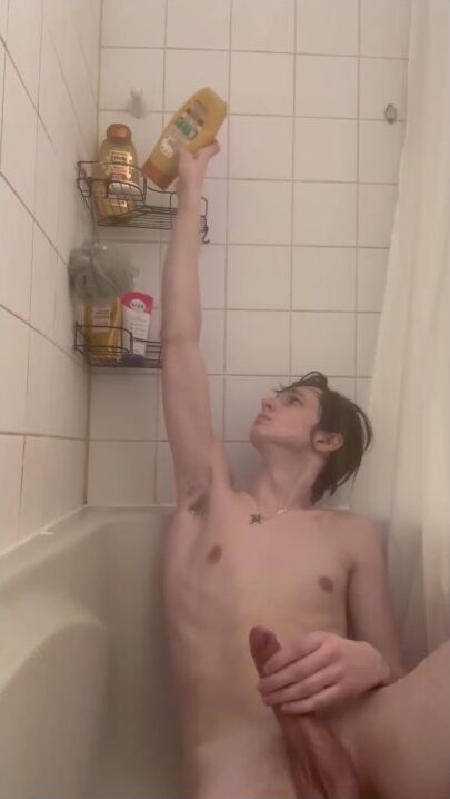 Cute twink vergleicht monster-schwanz