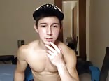 Chico musculoso se masturba lindo