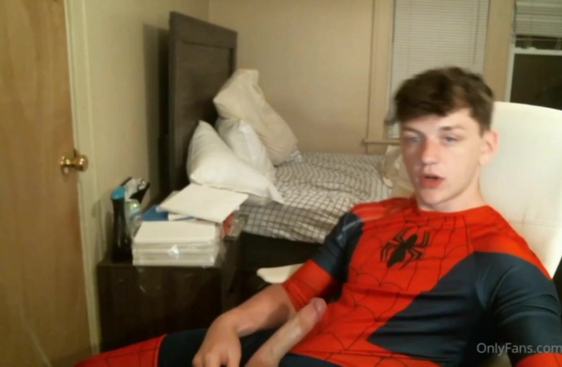 Muscled twink masturbates on cam for boys
