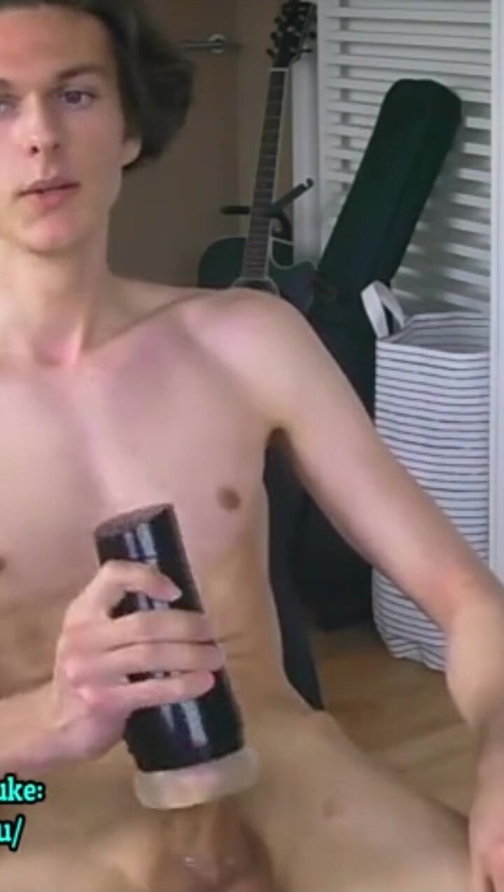 Süßer musiker wichst mit fleshlight