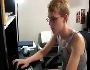 Twink nerd fofo arromba seu amigo minet super-passivo