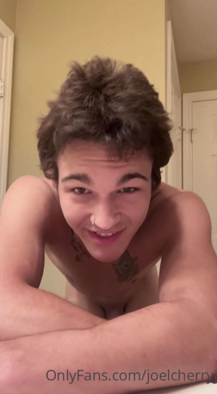 Brünetter twink zeigt arsch und spricht mit fans
