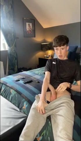 Lindo twink se pone cachondo, se pajea un domingo aburrido
