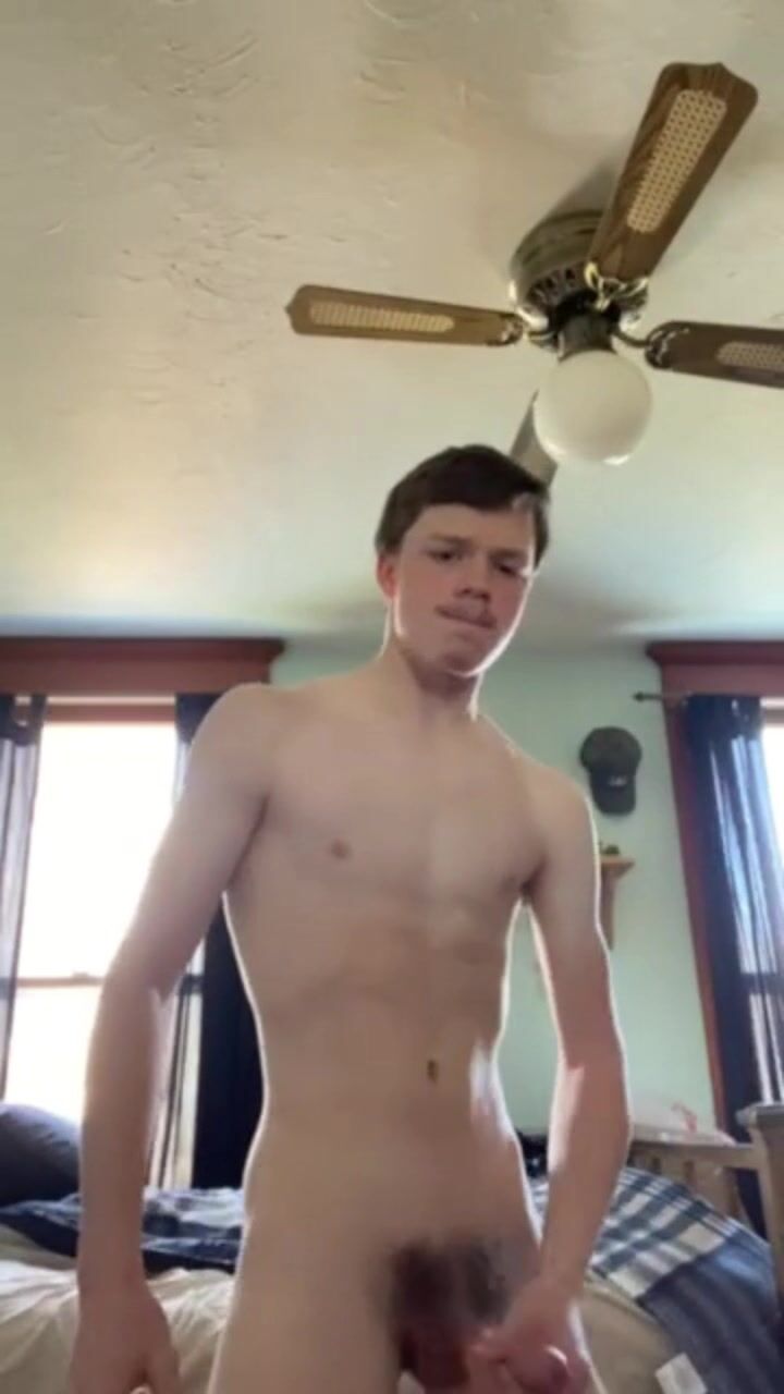Cute twink zeigt haarigen arsch