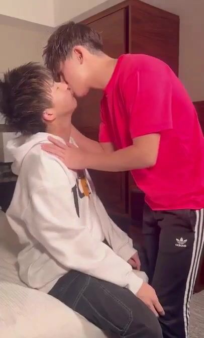 Encantadora pareja twink sin protección