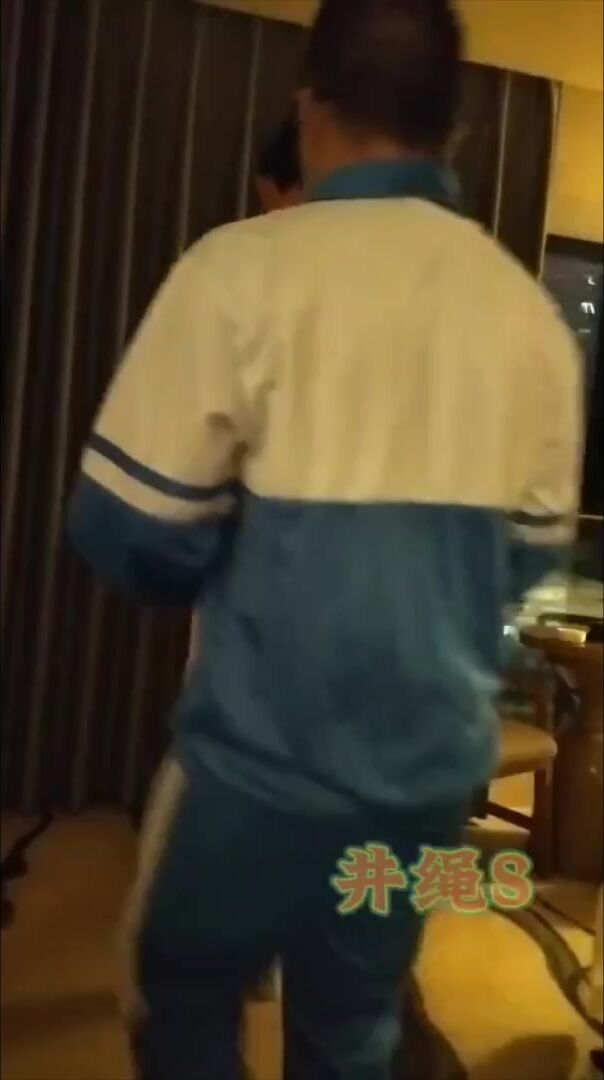 足球少年渴望教练的触碰
